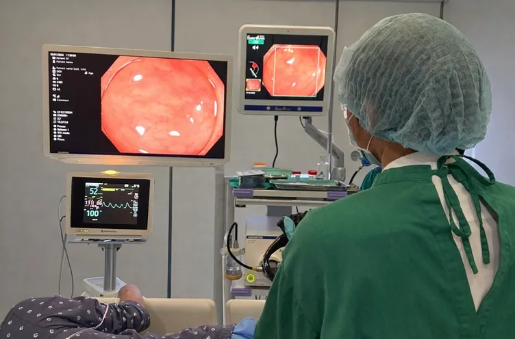 Bác sĩ Doctor Check đang thực hiện nội soi đại tràng với hệ thống Olympus và AI